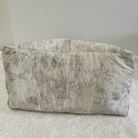 Lululemon Gathered Handle Gym Bag Vol 14 L in Aquila White Opal Multi - Picture 11 of 15